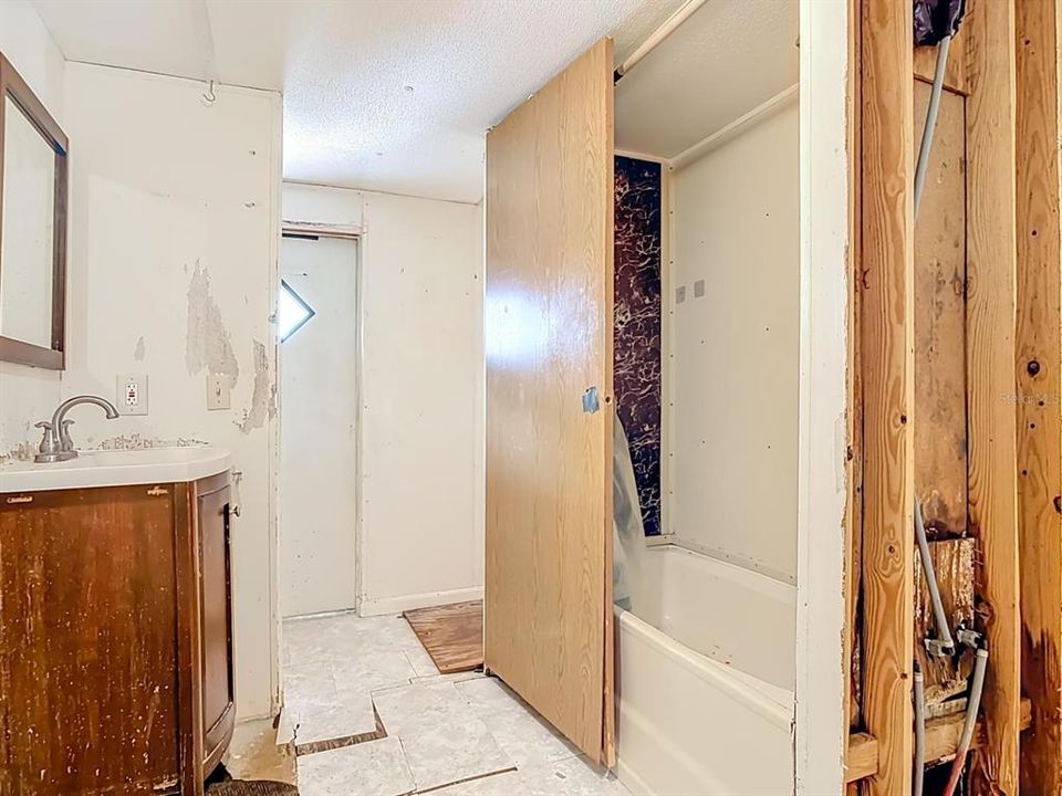 Active With Contract: $64,900 (2 beds, 1 baths, 672 Square Feet)