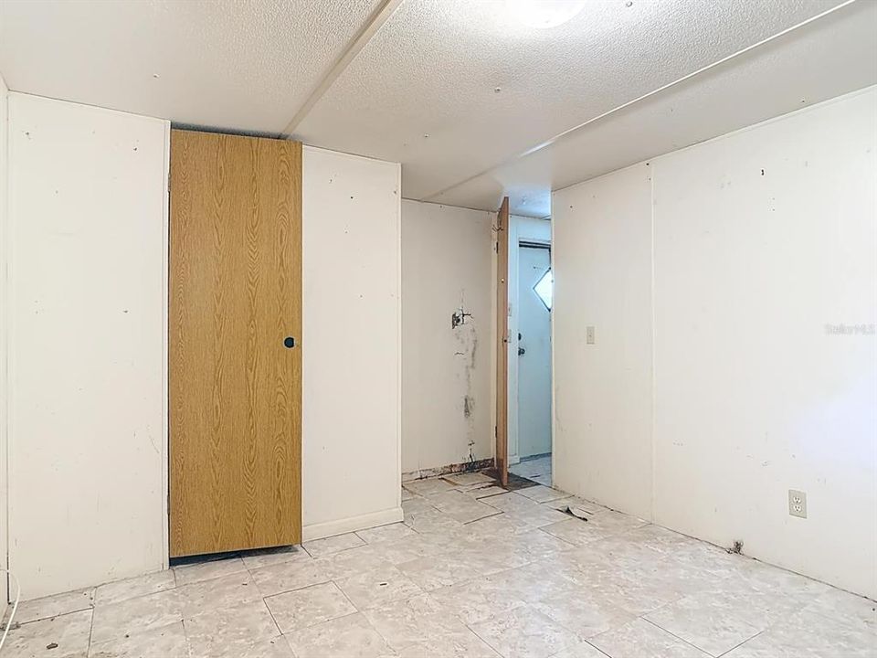 Active With Contract: $64,900 (2 beds, 1 baths, 672 Square Feet)