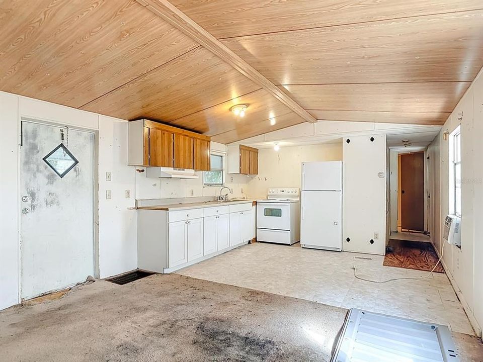 Active With Contract: $64,900 (2 beds, 1 baths, 672 Square Feet)