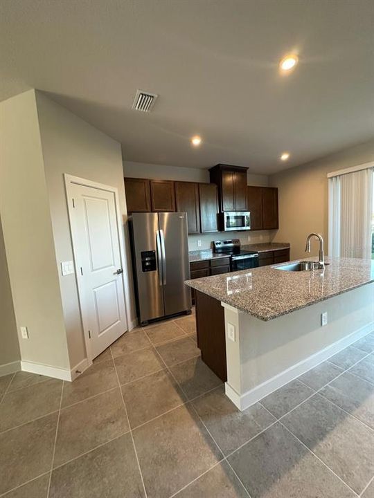 出租: $2,300 (3 贝兹, 2 浴室, 1674 平方英尺)