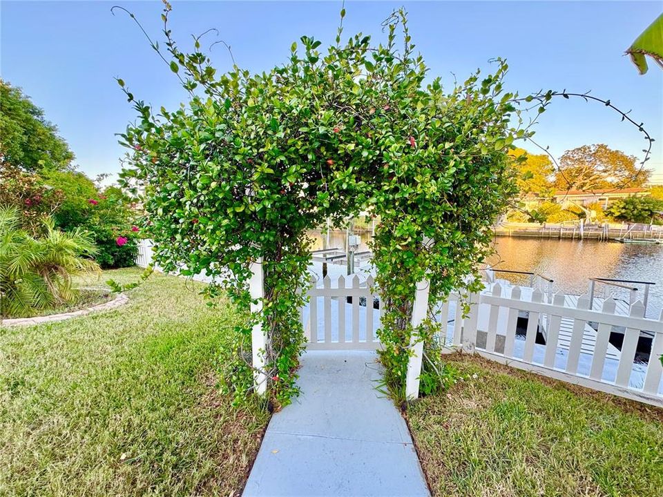 For Rent: $2,900 (2 beds, 1 baths, 1121 Square Feet)