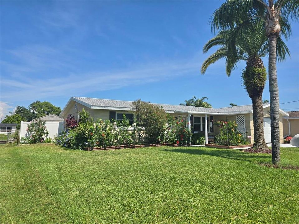 For Rent: $2,900 (2 beds, 1 baths, 1121 Square Feet)