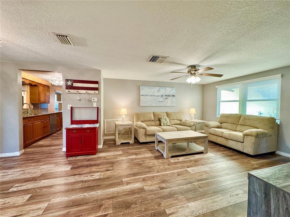 For Rent: $2,900 (2 beds, 1 baths, 1121 Square Feet)