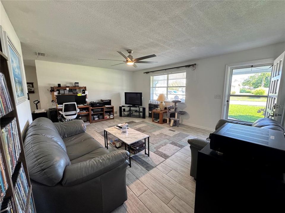 For Sale: $269,500 (3 beds, 2 baths, 1286 Square Feet)