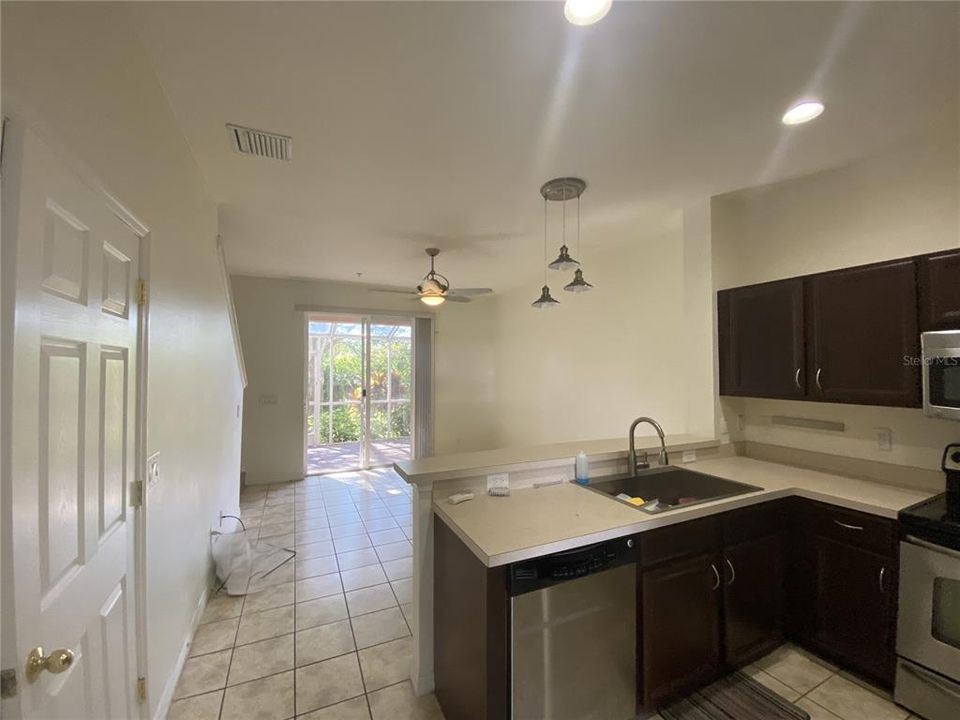 Active With Contract: $1,850 (2 beds, 2 baths, 1268 Square Feet)