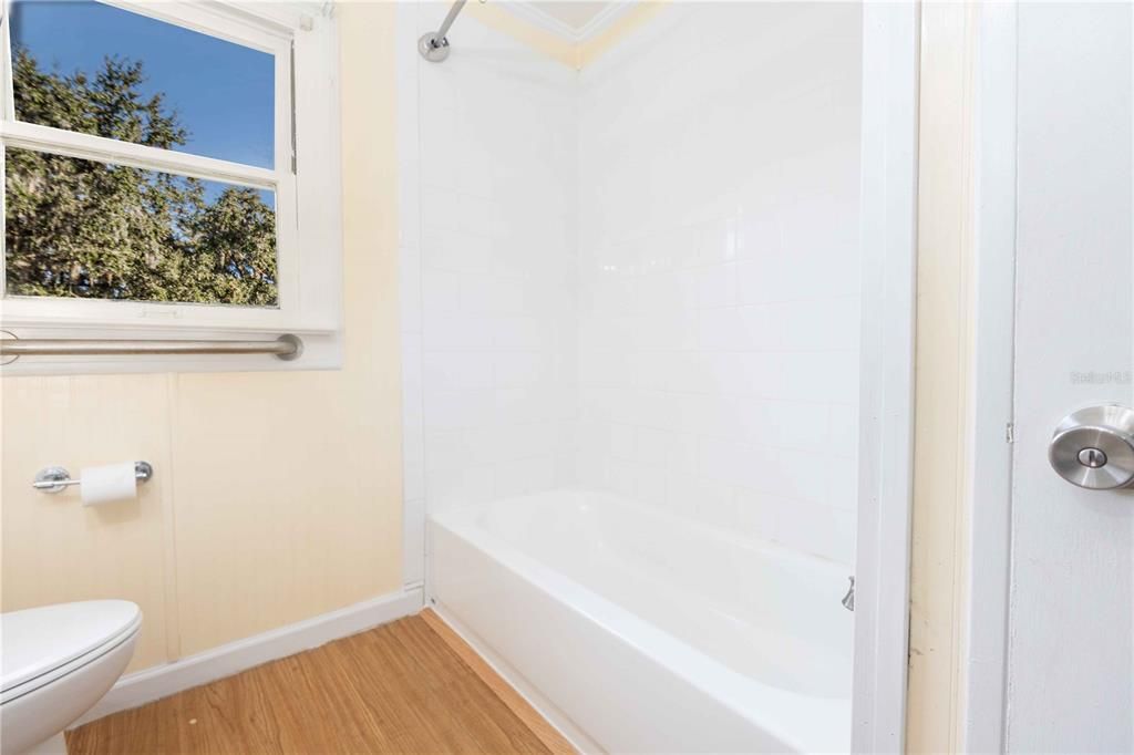 Activo con contrato: $295,000 (3 camas, 1 baños, 1205 Pies cuadrados)