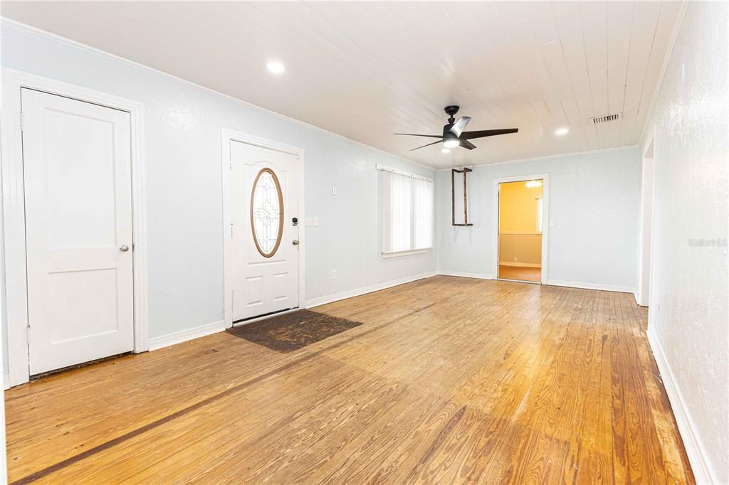 Activo con contrato: $295,000 (3 camas, 1 baños, 1205 Pies cuadrados)