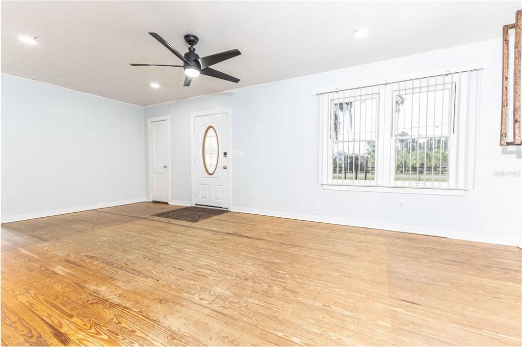 Activo con contrato: $295,000 (3 camas, 1 baños, 1205 Pies cuadrados)