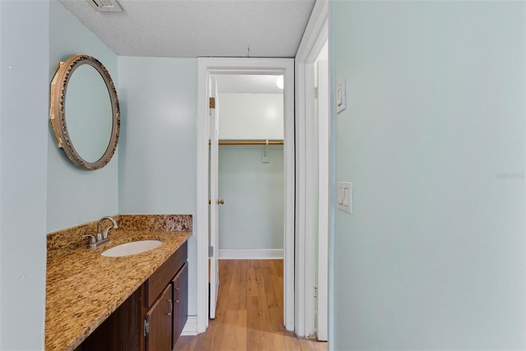 Activo con contrato: $1,100 (1 camas, 1 baños, 550 Pies cuadrados)