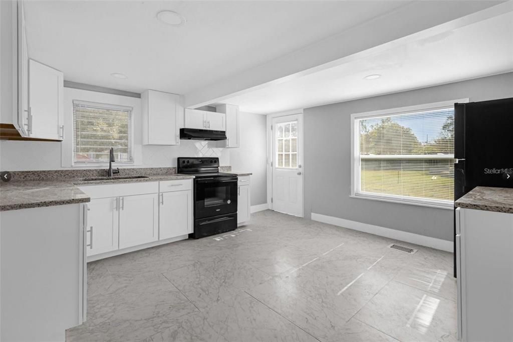 На продажу: $339,900 (2 спален, 0 ванн, 1596 Квадратных фут)