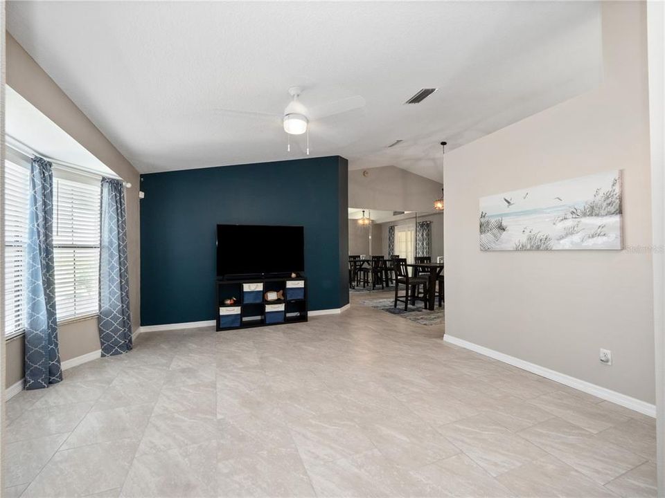 合同活跃: $320,000 (3 贝兹, 2 浴室, 2031 平方英尺)