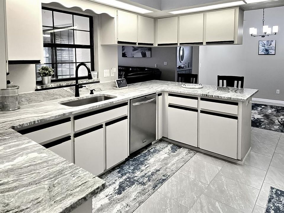 合同活跃: $320,000 (3 贝兹, 2 浴室, 2031 平方英尺)