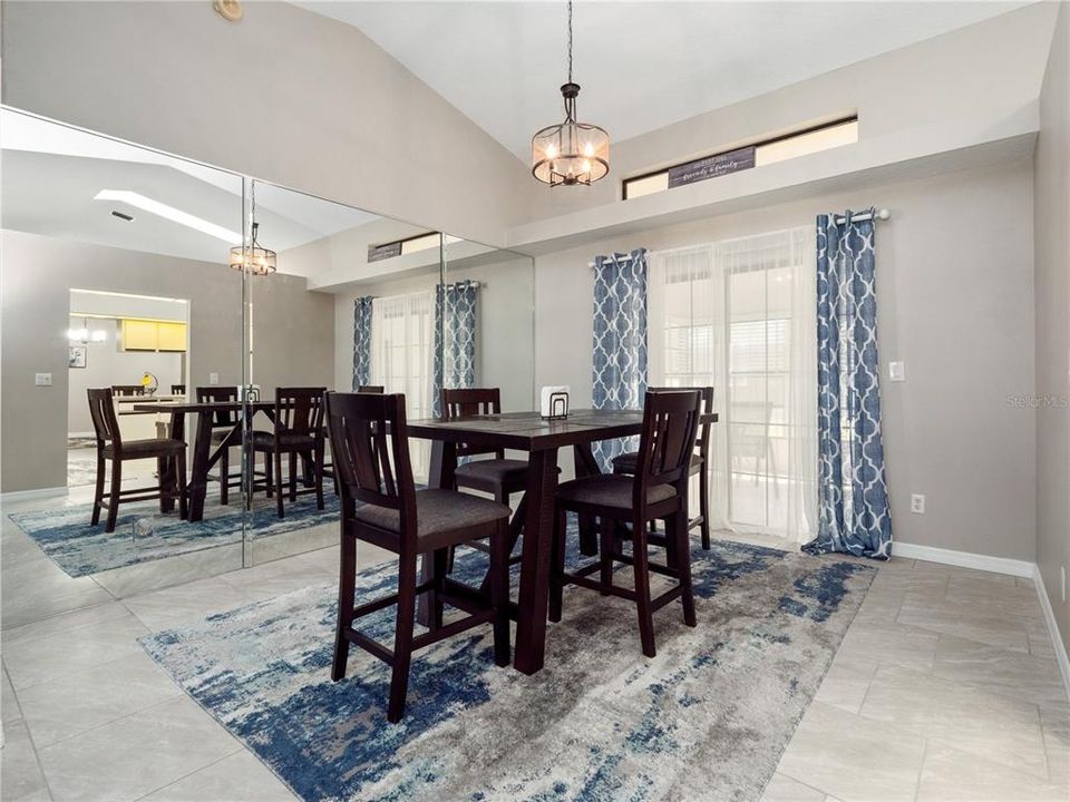 合同活跃: $320,000 (3 贝兹, 2 浴室, 2031 平方英尺)