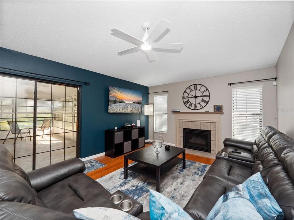 合同活跃: $320,000 (3 贝兹, 2 浴室, 2031 平方英尺)