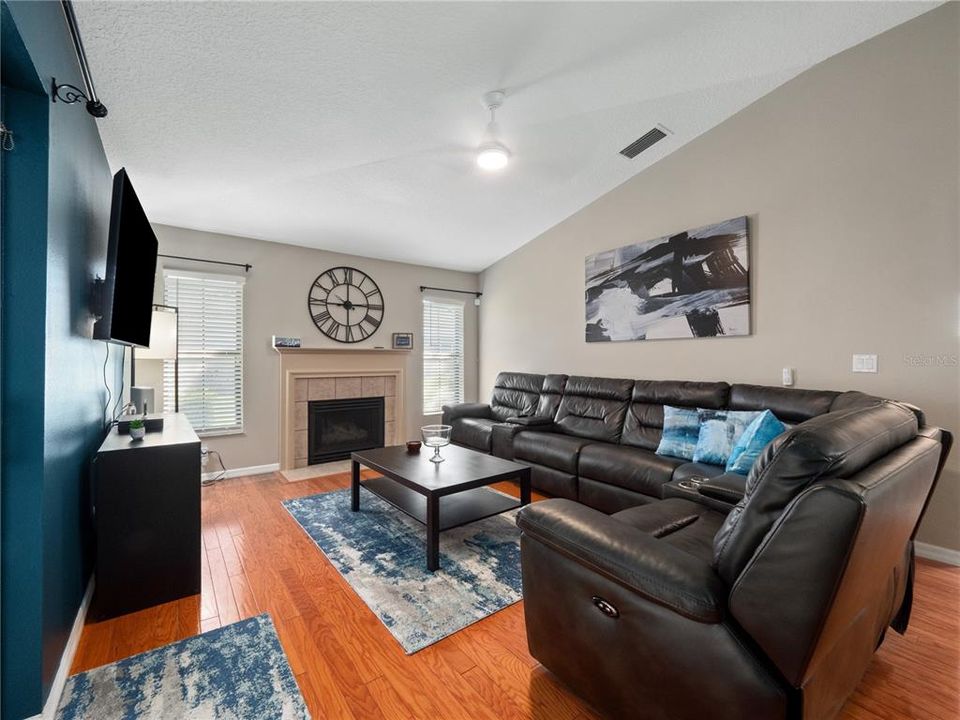 合同活跃: $320,000 (3 贝兹, 2 浴室, 2031 平方英尺)