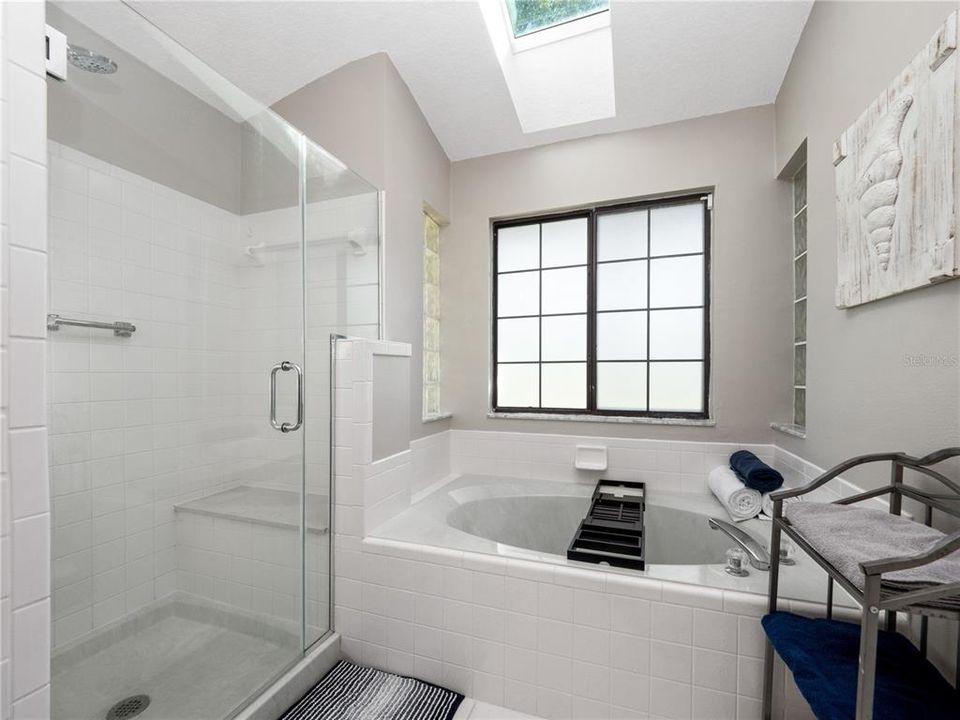 合同活跃: $320,000 (3 贝兹, 2 浴室, 2031 平方英尺)