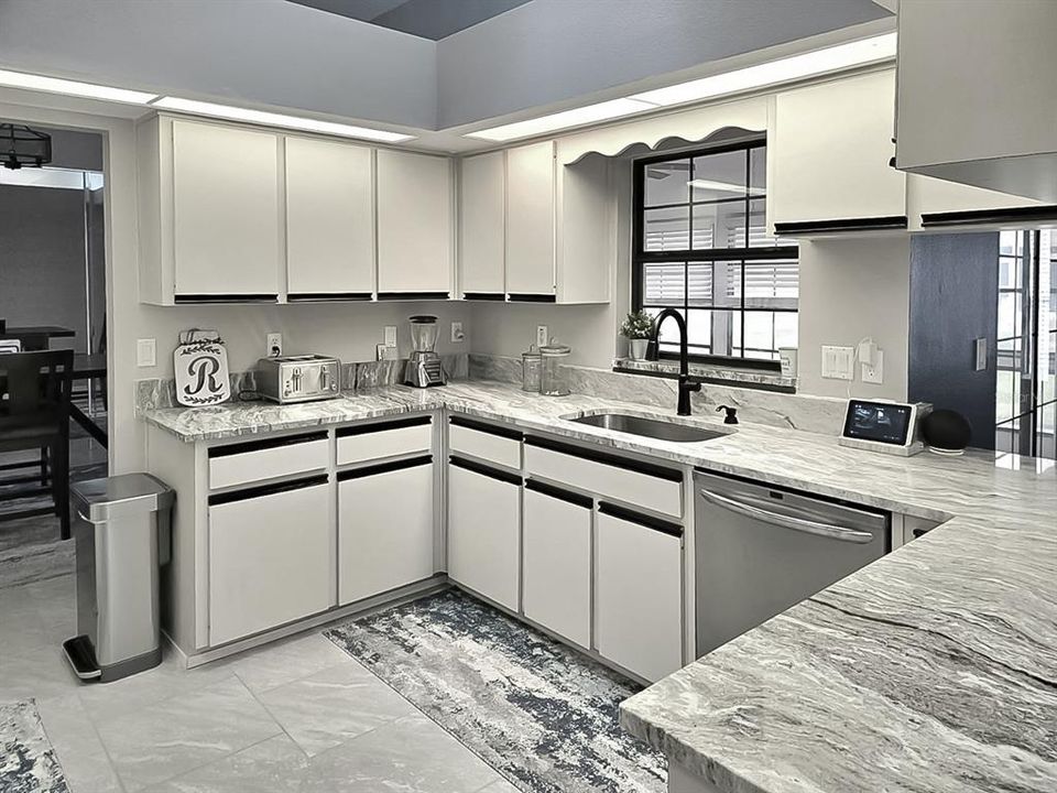 合同活跃: $320,000 (3 贝兹, 2 浴室, 2031 平方英尺)