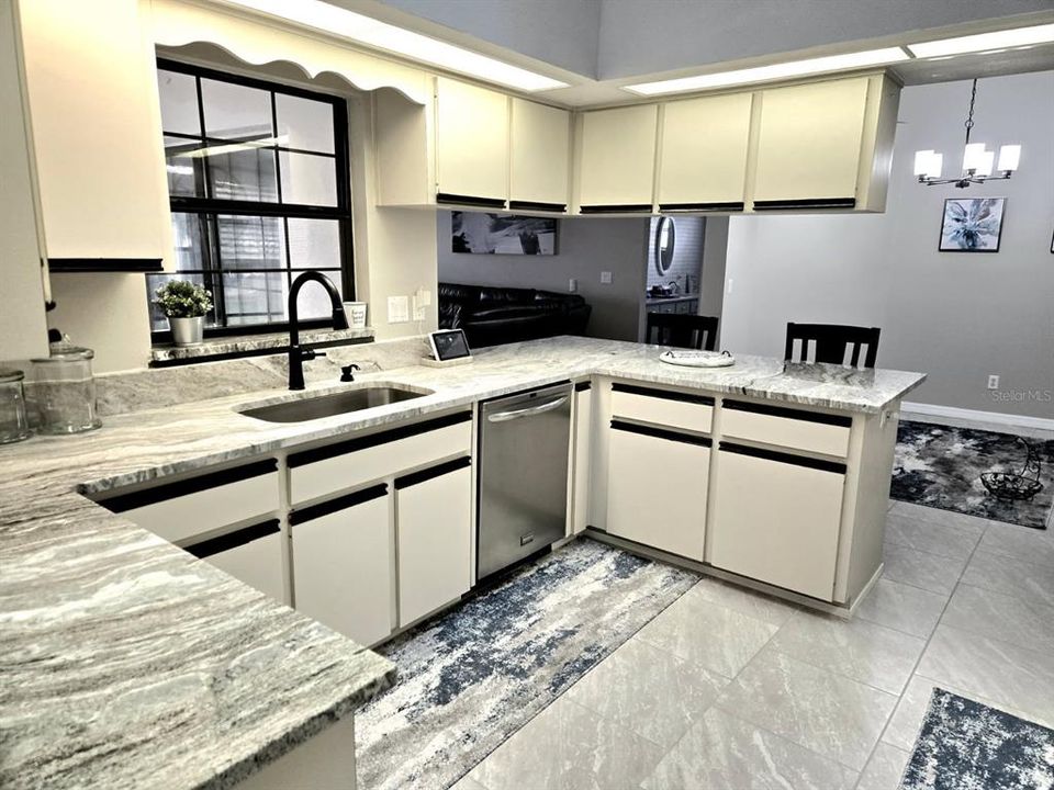 合同活跃: $320,000 (3 贝兹, 2 浴室, 2031 平方英尺)