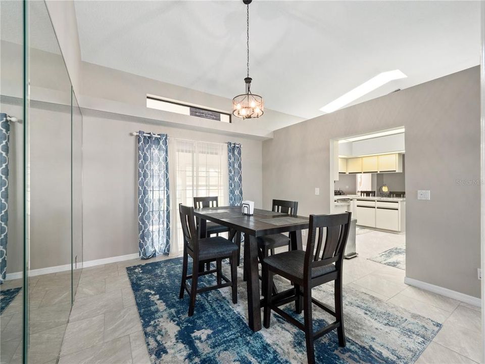 合同活跃: $320,000 (3 贝兹, 2 浴室, 2031 平方英尺)