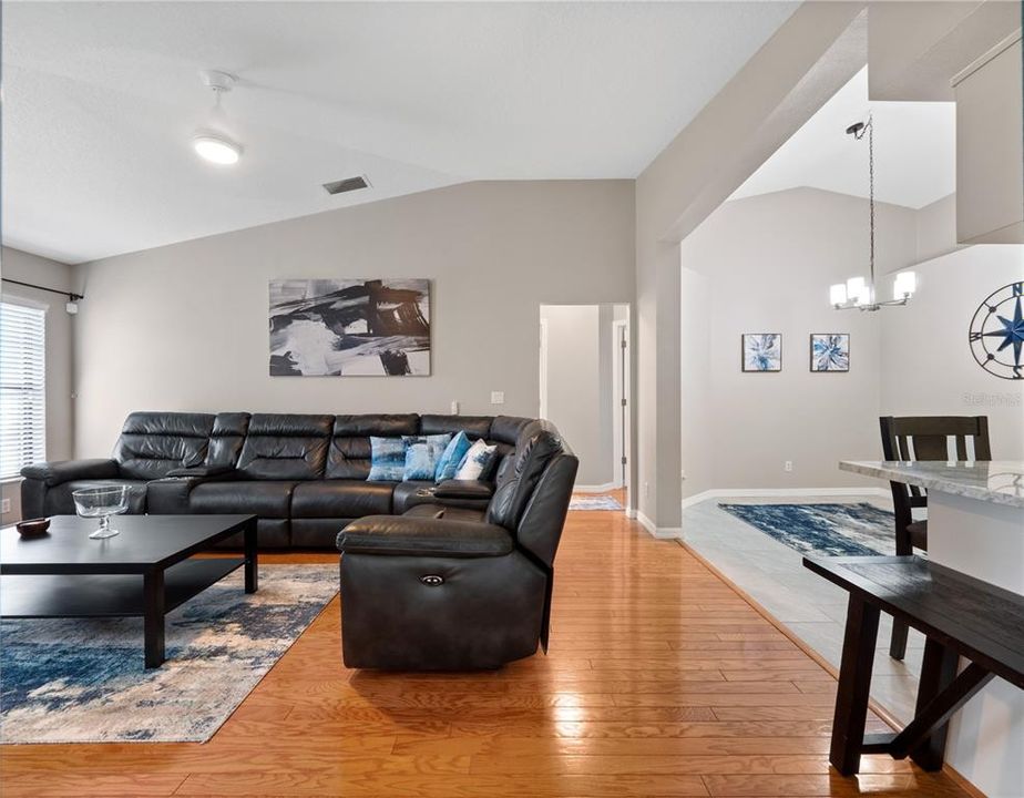 合同活跃: $320,000 (3 贝兹, 2 浴室, 2031 平方英尺)