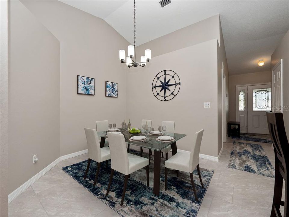 合同活跃: $320,000 (3 贝兹, 2 浴室, 2031 平方英尺)