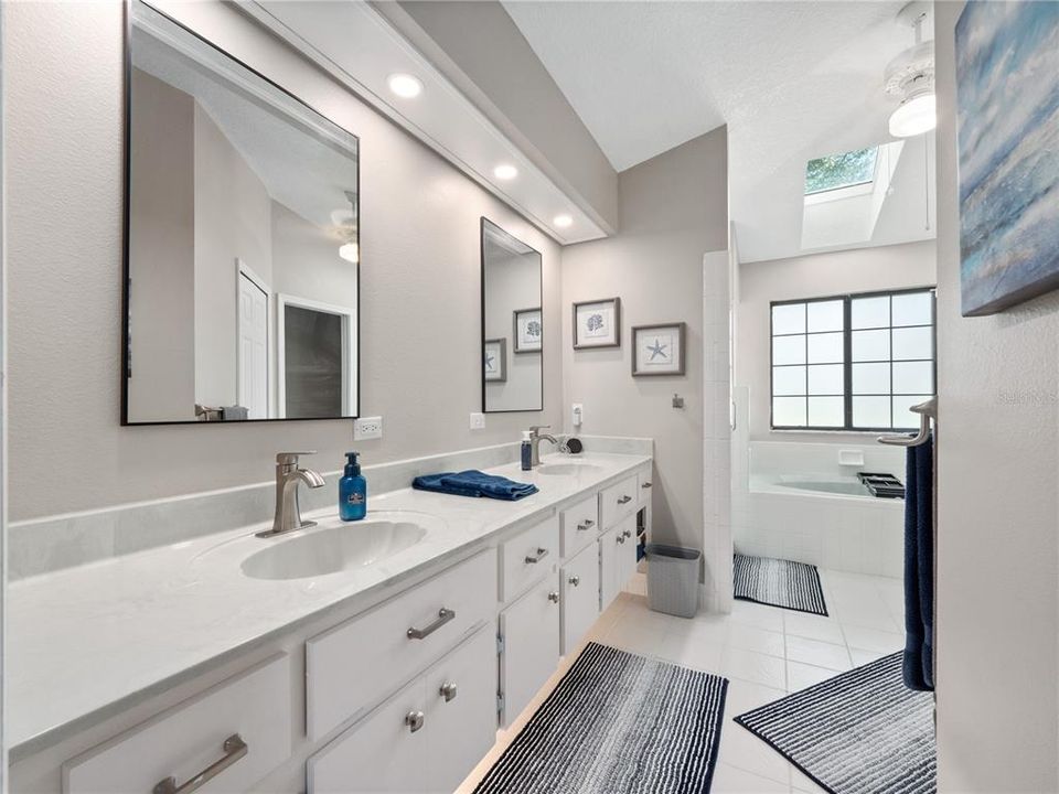 合同活跃: $320,000 (3 贝兹, 2 浴室, 2031 平方英尺)