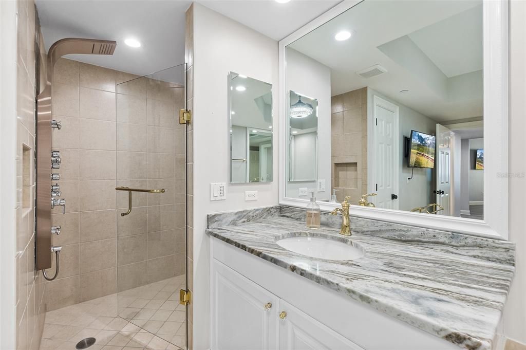 Activo con contrato: $1,699,000 (4 camas, 3 baños, 2950 Pies cuadrados)