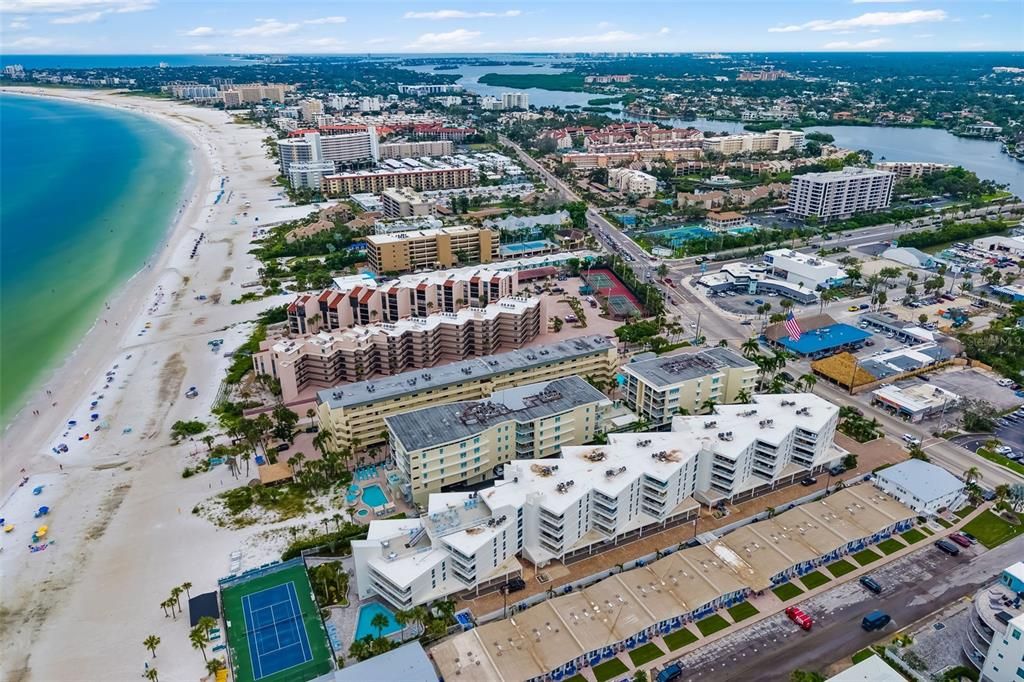 待售: $2,000,000 (3 贝兹, 2 浴室, 1883 平方英尺)