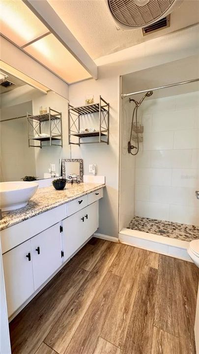 Active With Contract: $199,900 (2 beds, 2 baths, 900 Square Feet)