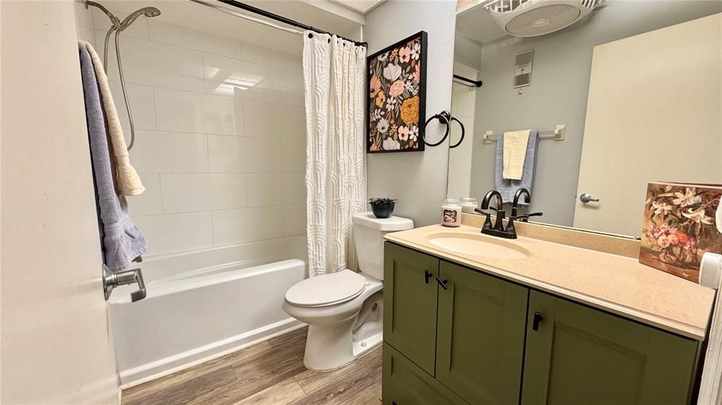 Active With Contract: $199,900 (2 beds, 2 baths, 900 Square Feet)