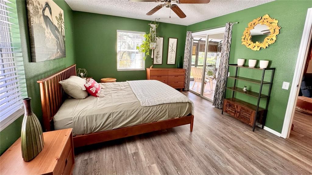 Active With Contract: $199,900 (2 beds, 2 baths, 900 Square Feet)