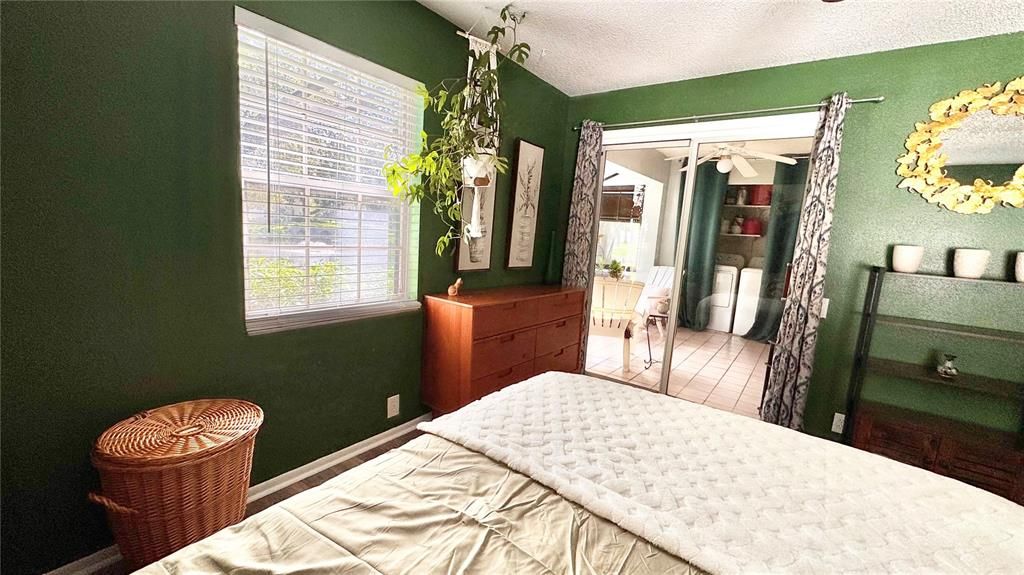 Active With Contract: $199,900 (2 beds, 2 baths, 900 Square Feet)