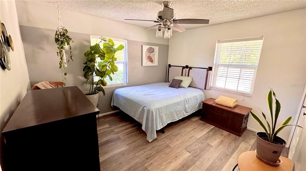 Active With Contract: $199,900 (2 beds, 2 baths, 900 Square Feet)