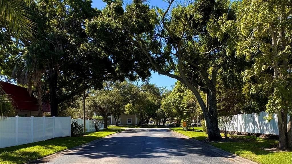 Active With Contract: $199,900 (2 beds, 2 baths, 900 Square Feet)