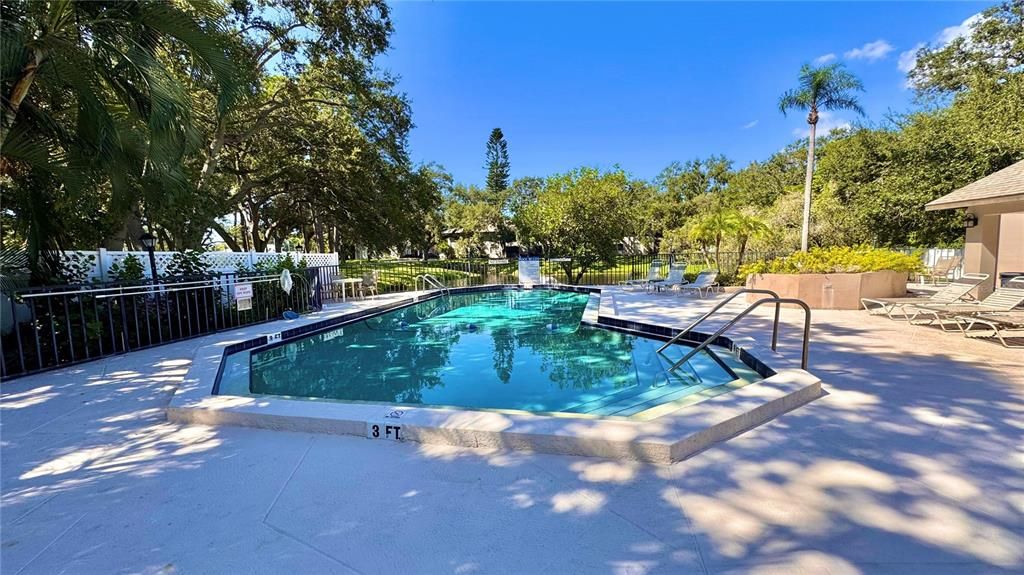 Active With Contract: $199,900 (2 beds, 2 baths, 900 Square Feet)