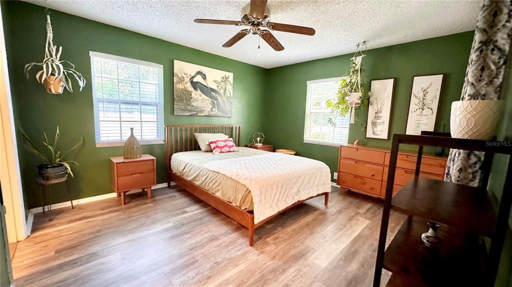 Active With Contract: $199,900 (2 beds, 2 baths, 900 Square Feet)