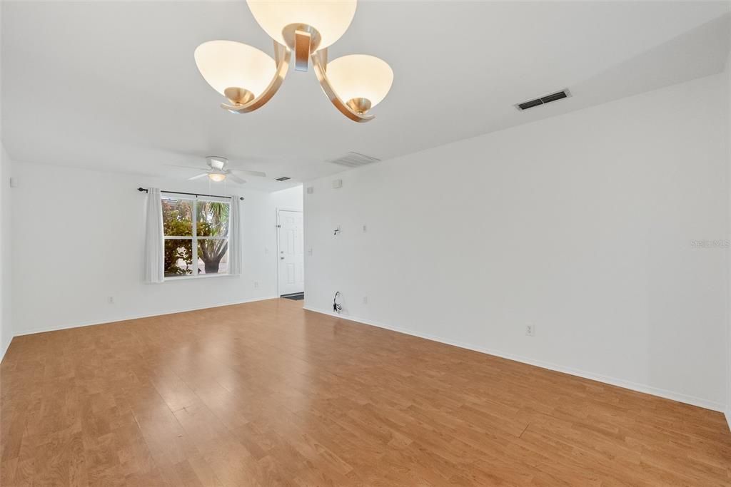 Active With Contract: $295,000 (3 beds, 2 baths, 1690 Square Feet)