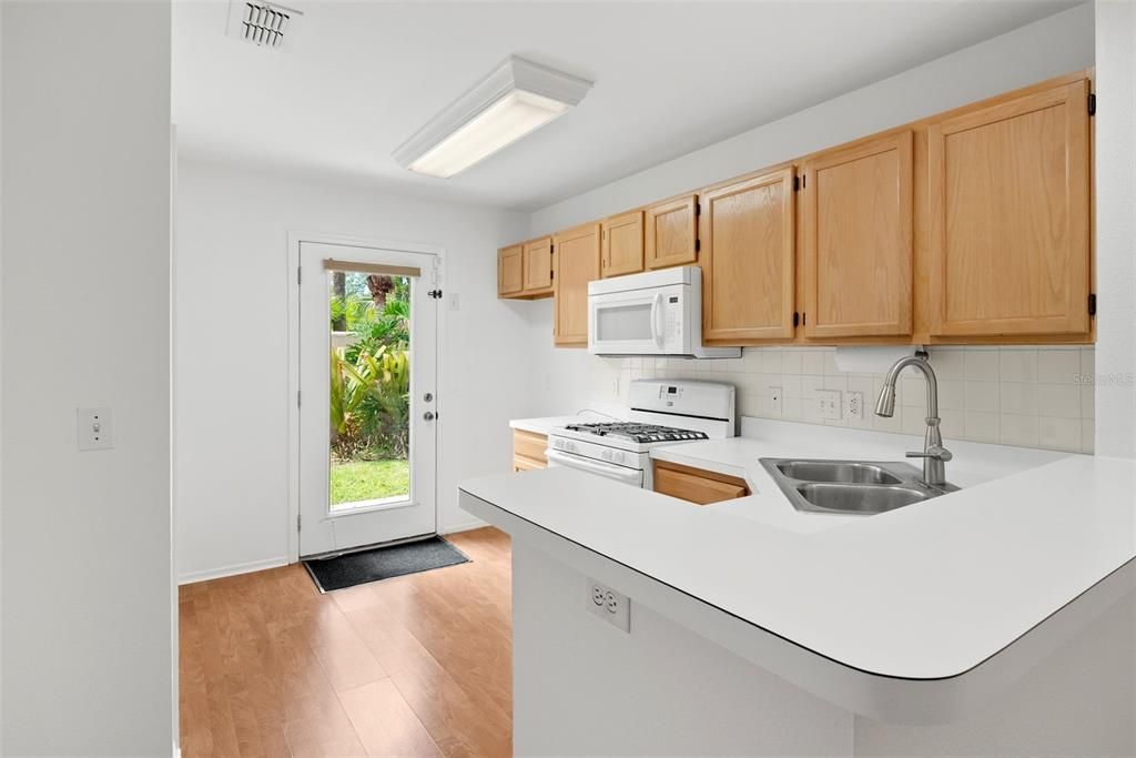 Active With Contract: $295,000 (3 beds, 2 baths, 1690 Square Feet)