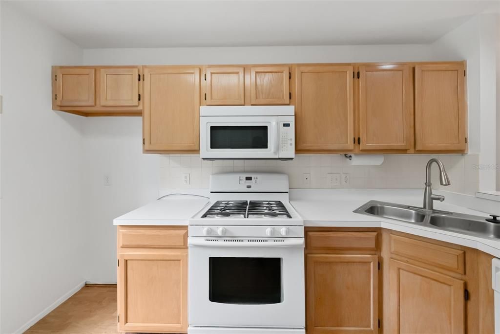 Active With Contract: $295,000 (3 beds, 2 baths, 1690 Square Feet)