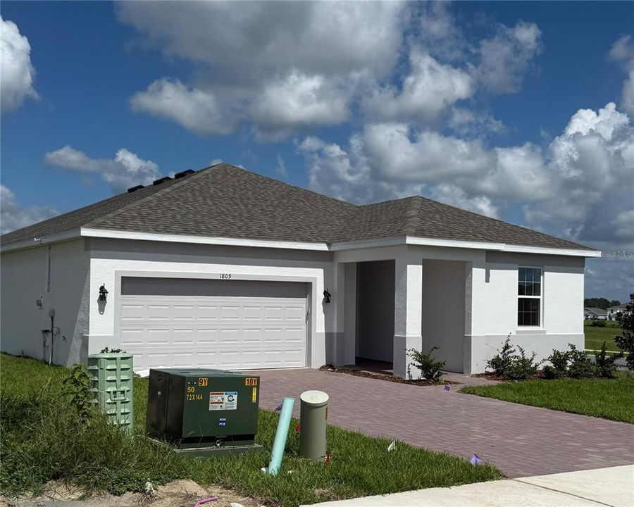 Vendido Recientemente: $466,509 (4 camas, 2 baños, 2008 Pies cuadrados)