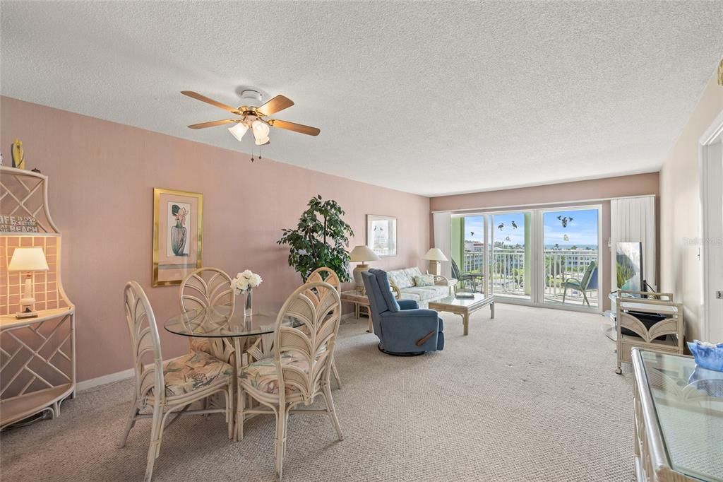 Active With Contract: $250,000 (1 beds, 1 baths, 843 Square Feet)