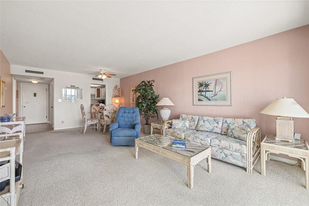 Active With Contract: $250,000 (1 beds, 1 baths, 843 Square Feet)