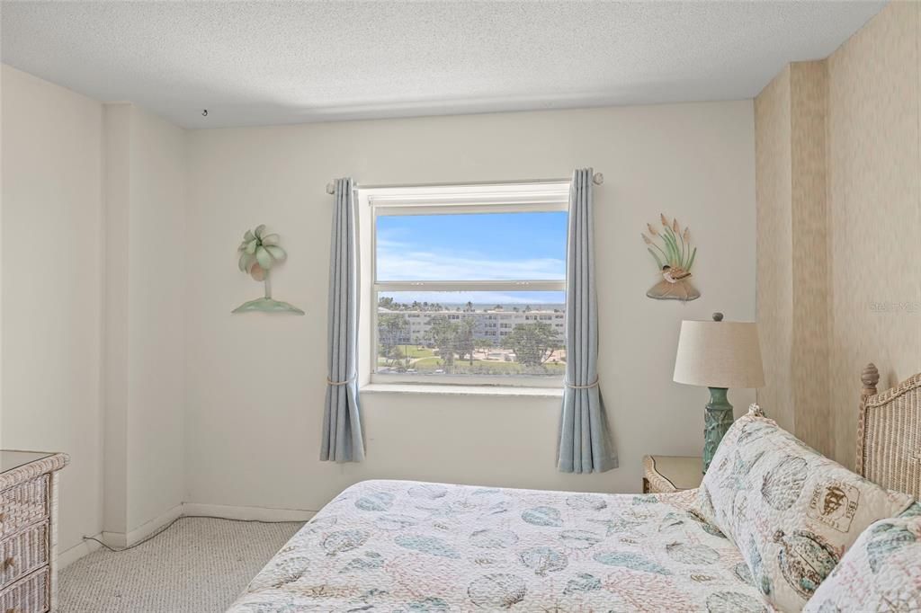 Active With Contract: $250,000 (1 beds, 1 baths, 843 Square Feet)