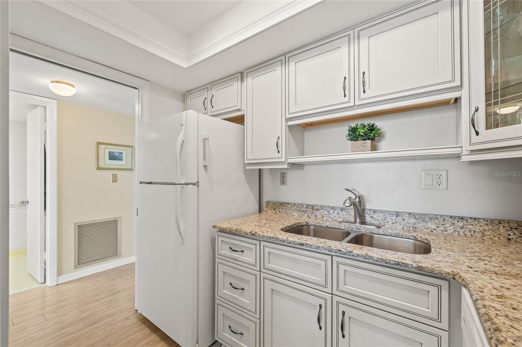 Active With Contract: $250,000 (1 beds, 1 baths, 843 Square Feet)