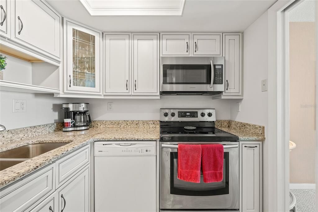 Active With Contract: $250,000 (1 beds, 1 baths, 843 Square Feet)