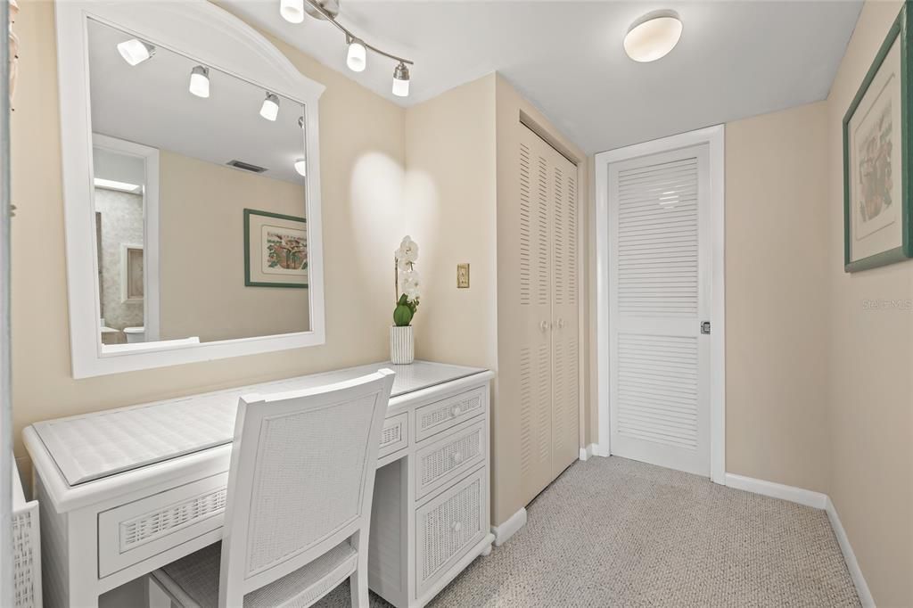 Active With Contract: $250,000 (1 beds, 1 baths, 843 Square Feet)