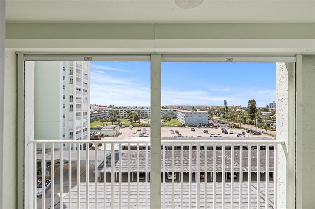 Active With Contract: $250,000 (1 beds, 1 baths, 843 Square Feet)