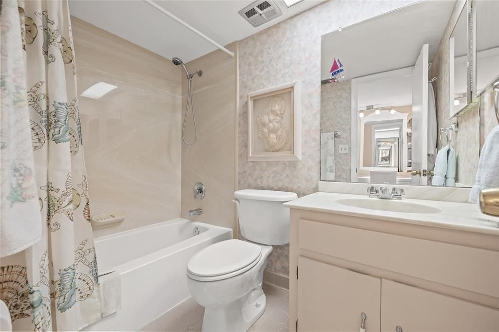 Active With Contract: $250,000 (1 beds, 1 baths, 843 Square Feet)