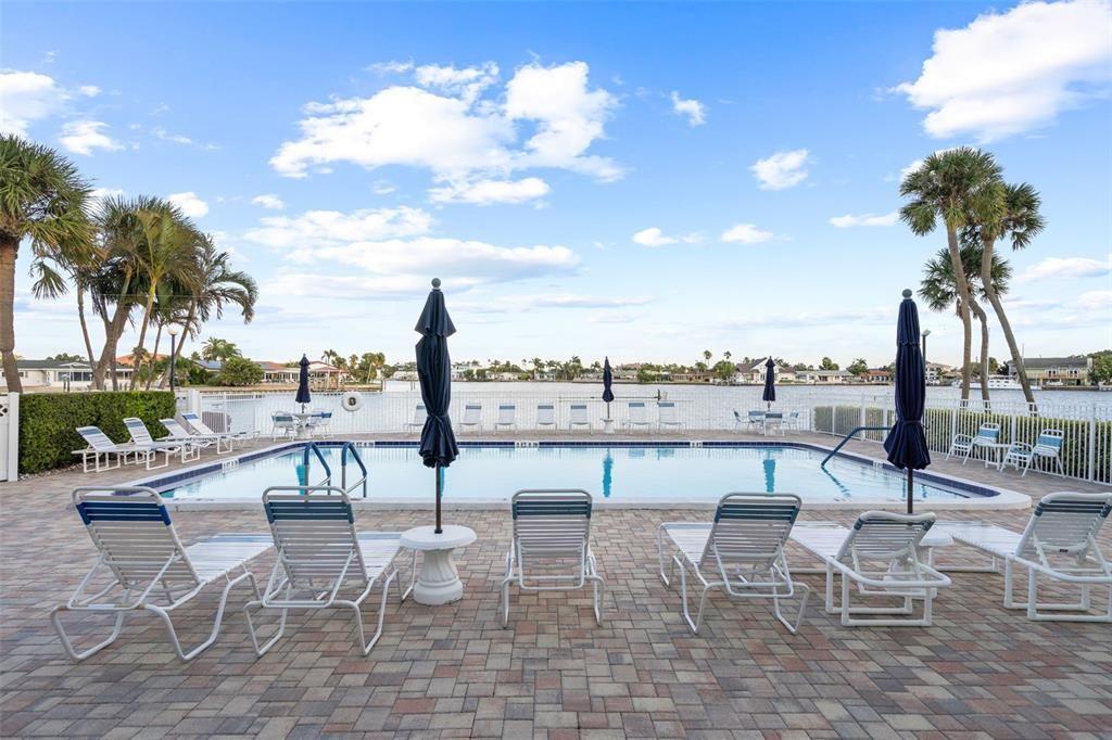 Active With Contract: $250,000 (1 beds, 1 baths, 843 Square Feet)