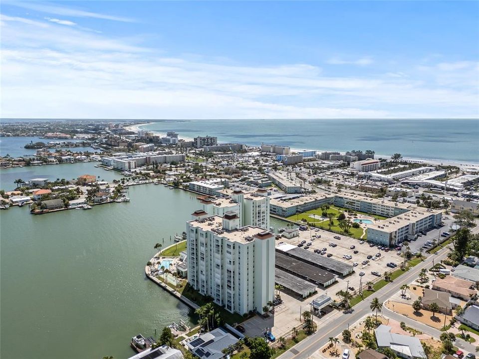 Active With Contract: $250,000 (1 beds, 1 baths, 843 Square Feet)